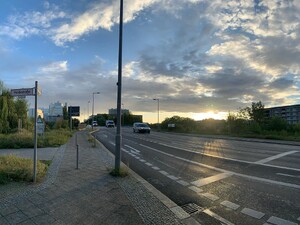 foto des himmels über der nordhafenbrücke