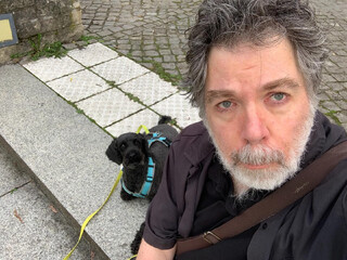 selfie von frida und mir auf einer treppe am haus der kulturen.