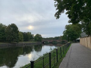 foto der lutherbrücke, am himmel scheint die sonne sichtbar hinter einer dicken wolkendecke. rechts sieht man das schloss bellevue.