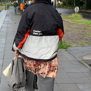 bild einer frau in funktionskleidung mit der aufschrift „faster than you“