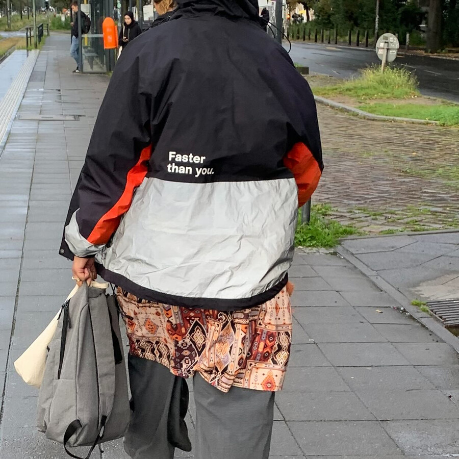 bild einer frau in funktionskleidung mit der aufschrift „faster than you“