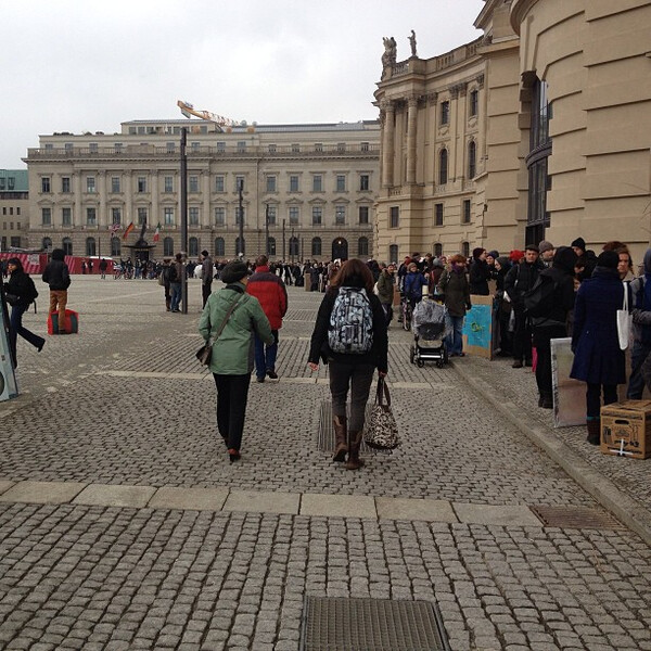 Hun&shy;der&shy;te Me&shy;ter lan&shy;ge Schlan&shy;ge vom Gug&shy;gen&shy;heim Mu&shy;se&shy;um bis fast zur St. Hed&shy;wigs-Ka&shy;the&shy;dra&shy;le. Of&shy;fen&shy;bar sind &hellip;
