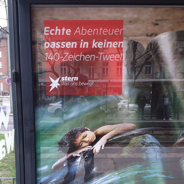 in glas&shy;k&auml;s&shy;ten h&auml;n&shy;gen&shy;de bl&auml;t&shy;ter pa&shy;pier &uuml;ber&shy;zeu&shy;gen nicht im&shy;mer