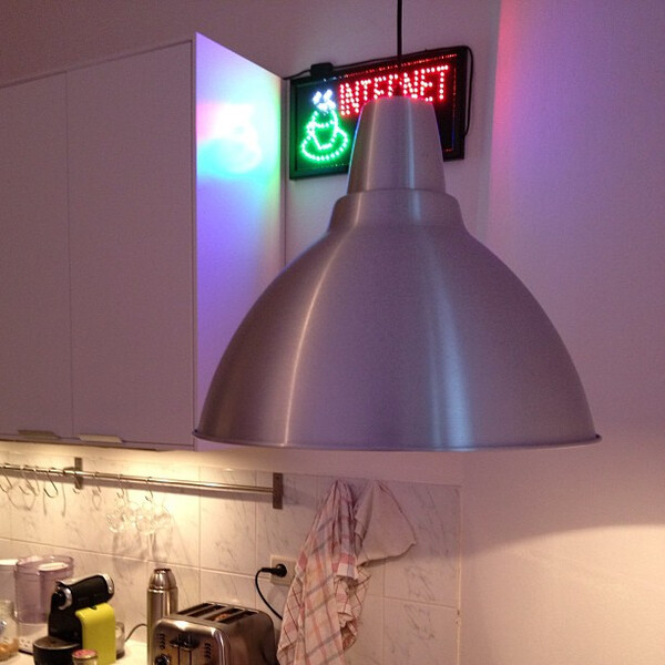 wir ha&shy;ben jetzt in&shy;ter&shy;net caf&eacute; zu&shy;hau&shy;se