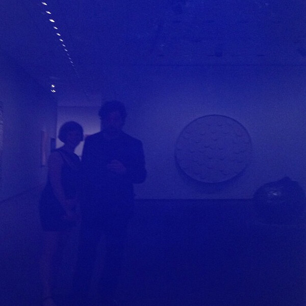 selbst&shy;por&shy;trait mit bei&shy;fah&shy;re&shy;rin in yves klein