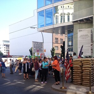 Photo by felix schwenzel in Checkpoint Charlie. Keine Fotobeschreibung verfügbar..