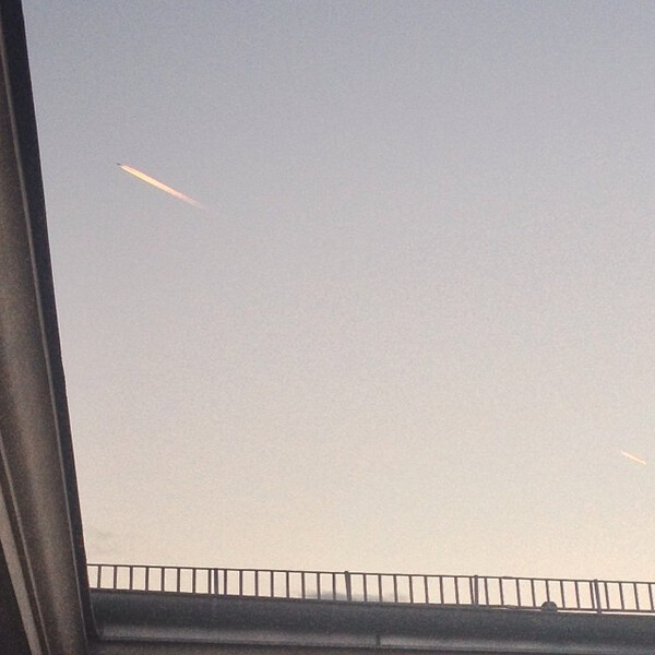 flug&shy;zeug im son&shy;nen&shy;un&shy;ter&shy;gang