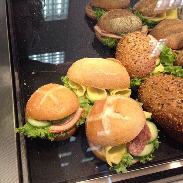 an&shy;ge&shy;schnit&shy;te&shy;nes selbst&shy;por&shy;trait mit k&auml;se- und wurstr&ouml;ll&shy;chen.