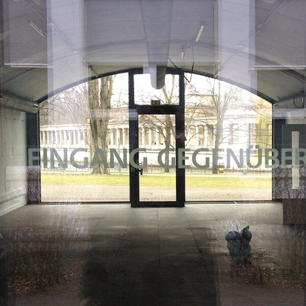 ein&shy;gang ge&shy;gen&shy;&uuml;ber