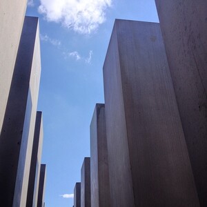 Photo by felix schwenzel in Memorial to the Murdered Jews of Europe. Keine Fotobeschreibung verfügbar..