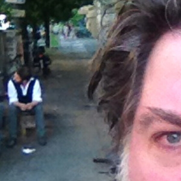 mein auge mit chris&shy;ti&shy;an ul&shy;men im hin&shy;ter&shy;grund
