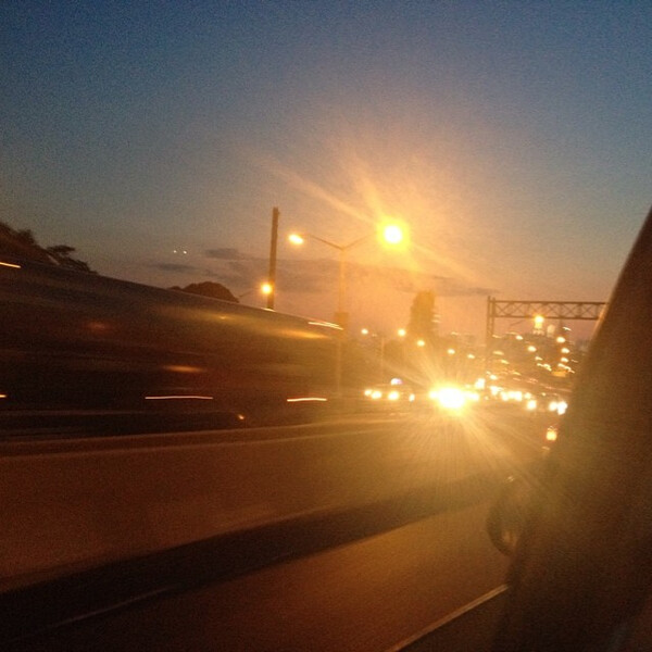 ges&shy;tern abend an&shy;fahrt auf man&shy;hat&shy;tan. in echt ist das sehr be&shy;ein&shy;dru&shy;ckend.