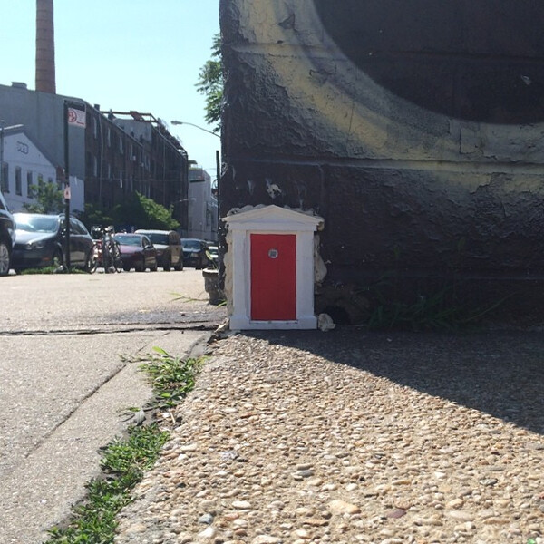 die klei&shy;nen t&uuml;&shy;ren kle&shy;ben all over wil&shy;liams&shy;burg an den haus&shy;w&auml;n&shy;den.