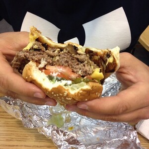 Photo by felix schwenzel in Five Guys Burgers and Fries. Keine Fotobeschreibung verfügbar..
