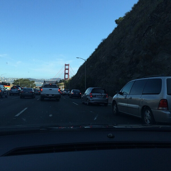 mit blick auf die gol&shy;den gate bridge stan&shy;den wir bei&shy;na&shy;he ger&shy;ne im stau. fra&shy;ge mich al&shy;ler&shy;dings, wie bei &hellip;