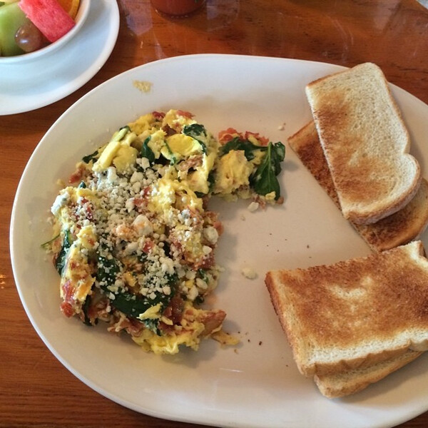 scram&shy;bled eggs with spin&shy;ach, ba&shy;con and bleu cheese (bleu cheese sa&shy;gen die hier wirk&shy;lich).