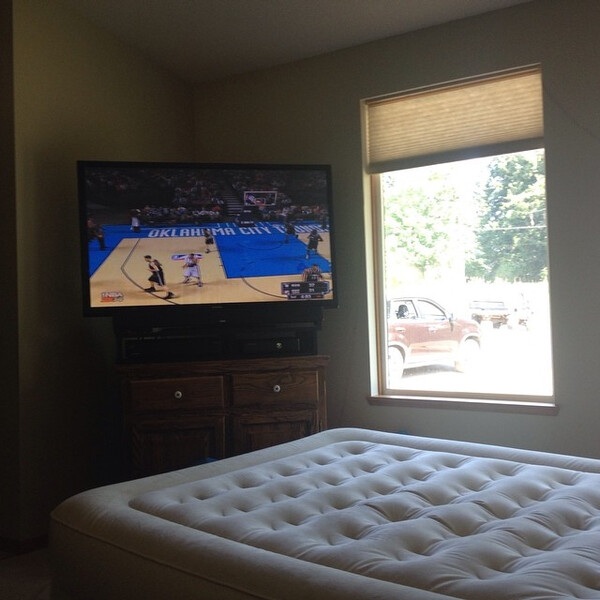 die bei&shy;fah&shy;re&shy;rin hielt das nba2k14 auf der xbox f&uuml;r 15 mi&shy;nu&shy;ten f&uuml;r eine live-&uuml;ber&shy;tra&shy;gung.