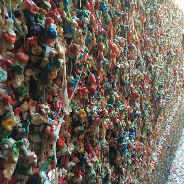 nicht nur eine wand voll mit kau&shy;gum&shy;mi, eine gan&shy;ze gas&shy;se voll da&shy;mit. schon 100 me&shy;ter vor&shy;her konn&shy;te man das &hellip;