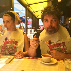 Photo by felix schwenzel in Crab Pot Seattle with @katia__kelm, and @diplix. Keine Fotobeschreibung verfügbar..