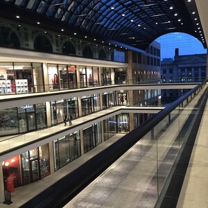 Photo by felix schwenzel in Mall of Berlin. Keine Fotobeschreibung verfügbar..