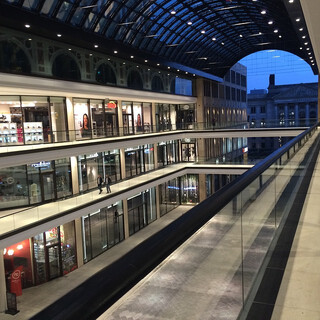 Photo by felix schwenzel in Mall of Berlin. Keine Fotobeschreibung verfügbar..