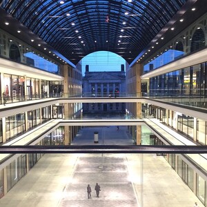 Photo by felix schwenzel in Mall of Berlin. Keine Fotobeschreibung verfügbar..