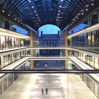 Photo by felix schwenzel in Mall of Berlin. Keine Fotobeschreibung verfügbar..