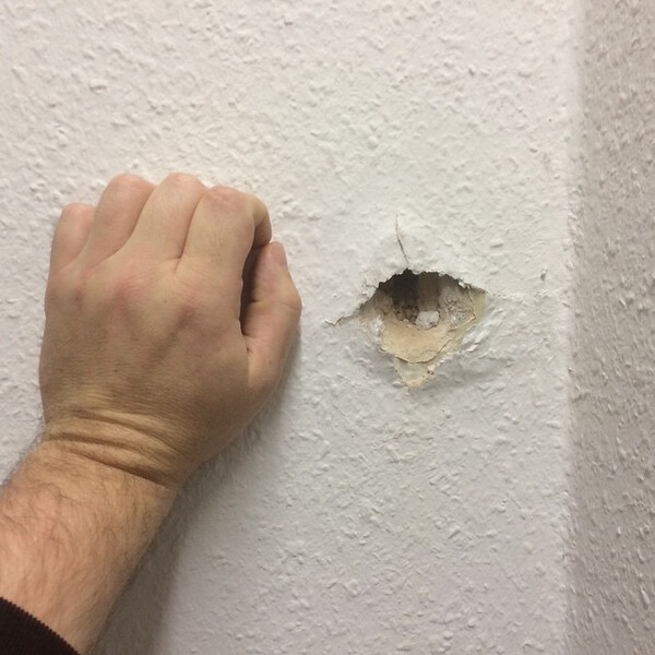 wie ich mal ver&shy;such&shy;te ei&shy;nen na&shy;gel in die wand zu hau&shy;en.