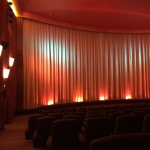 Photo by felix schwenzel in Savoy Kino Hamburg. Keine Fotobeschreibung verfügbar..