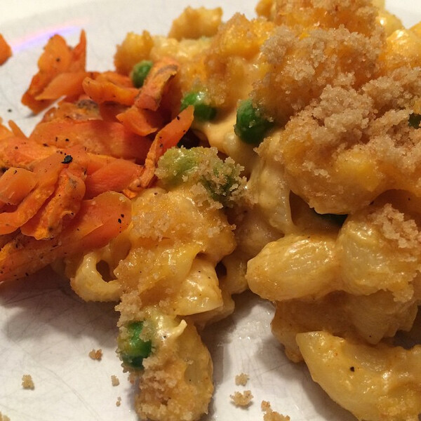 mac&shy;a&shy;ro&shy;ni mit cheese und peas. und ein paar m&ouml;h&shy;ren.