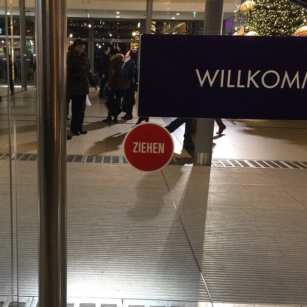 wenn man die au&shy;gen zu&shy;sam&shy;men&shy;kneift sieht man statt &bdquo;zie&shy;hen&ldquo; &bdquo;durch&shy;gang ver&shy;bo&shy;ten&ldquo;.