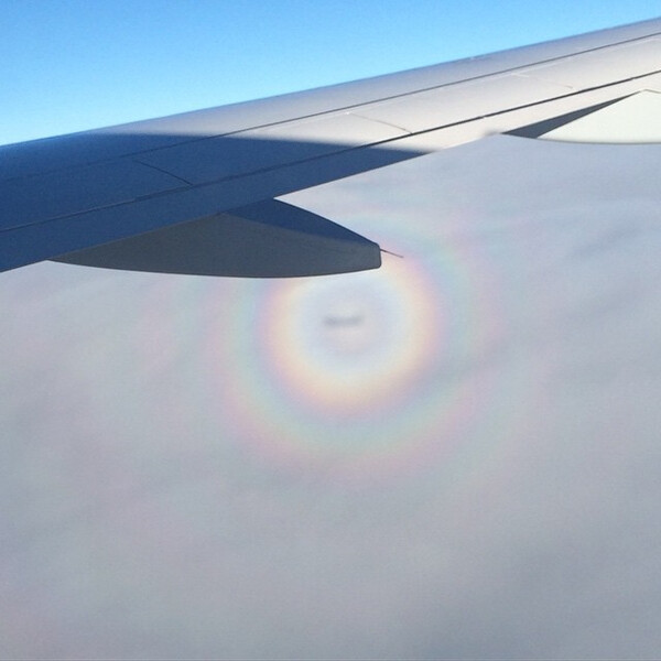 &uuml;ber den wol&shy;ken scheints run&shy;de #re&shy;ge&shy;b&ouml;&shy;gen zu ge&shy;ben. (eben im flug&shy;zeug)