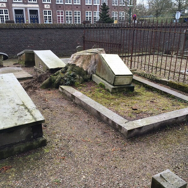 al&shy;ter fried&shy;hof in roer&shy;mond