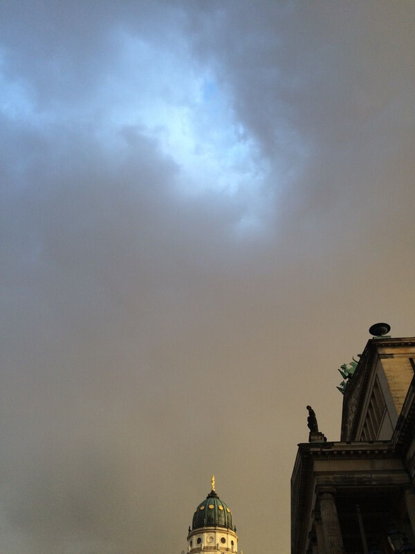 him&shy;mel &uuml;ber dem gen&shy;dar&shy;men&shy;markt am 17.4 #no&shy;fil&shy;ter #la&shy;ter&shy;gram #ber&shy;lin #blues&shy;ky