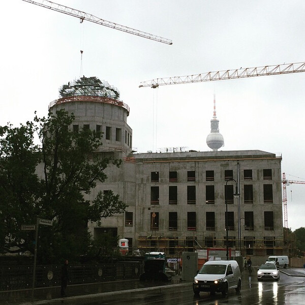 kup&shy;pel und ku&shy;gel #hma #t #ne&shy;uess&shy;chloss #schloss #fern&shy;seh&shy;turm #ber&shy;lin #bau&shy;stel&shy;le #kr&auml;&shy;ne