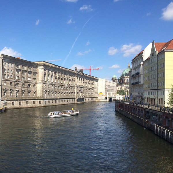 sieht aus, als sei der pa&shy;last der re&shy;pu&shy;blik wie&shy;der da. #auf&shy;dem&shy;weg&shy;zurar&shy;beit #spree #ber&shy;lin #schloss [nach&shy;trag &hellip;