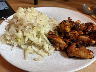 selbstgemachter griechischer krautsalat mit ger&ouml;steten, entbeinten h&auml;hnchenbeinen in knoblauch-honig-sauce.