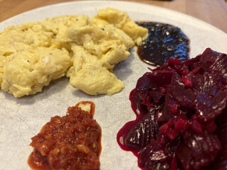 r&uuml;hrei mit restlichem rote bete salat und der restlichen knoblauch-honig sauce. davor ein klecks sambal olek.